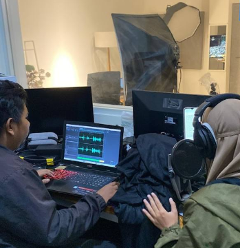 Hook Lewat Suara: Rahasia Voice Over yang Bikin Audiens Berhenti Scrolling